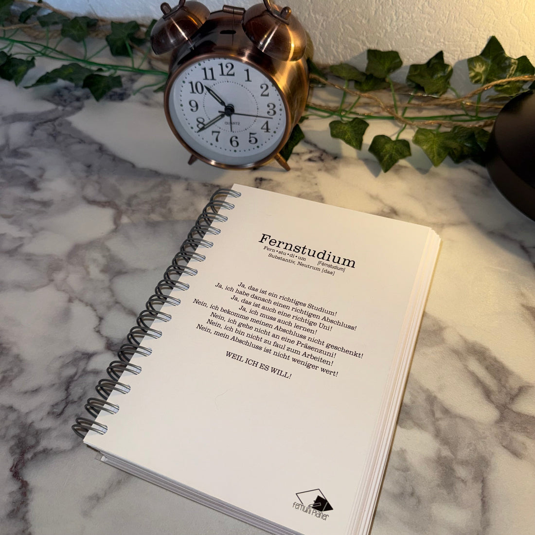 Schreibtisch im Fernstudium mit Notizbuch und Laptop, Stundenplanung zwischen Beruf und Lernen