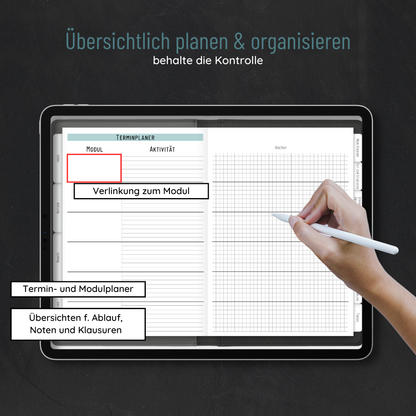 Eine Hand hält einen Stift und schreibt auf ein Tablet, auf dem der Fernuni Planer Classic Bachelor - Digital von Fernuni Planer mit Modulen und Aktivitäten abgebildet ist - perfekt für die Organisation Ihres Fernstudiums mit Links und Zeitplanübersichten in deutscher Sprache.