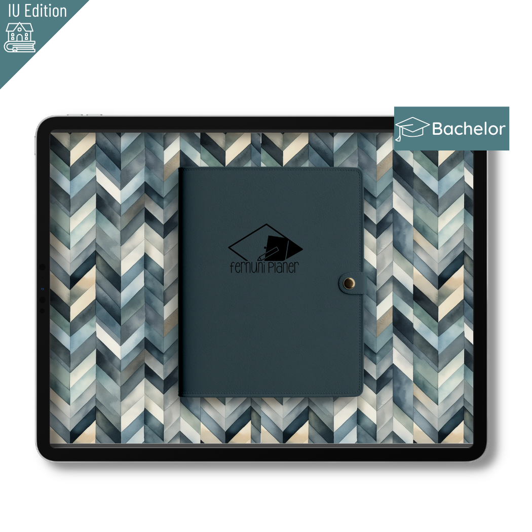 Eine geschlossene tealfarbene Fernuni Planer IU Edition Bachelor - Digital von Fernuni Planer mit "Femuni Planer"-Schriftzug und einer Graduierungskappe sitzt auf einem Chevron-Tablett. Die Etiketten zeigen "Bachelor", "IU Edition" und "GoodNotes kompatibel" in den Ecken.