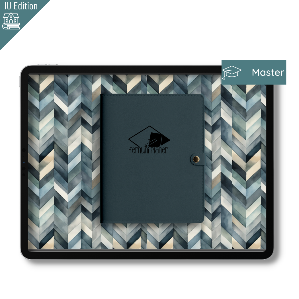 Ein dunkelgrüner Fernuni Planer IU Edition Master - Digital ruht auf einem Tablett mit blauem, grauem und cremefarbenem Fischgrätenmuster. Der stylische Planer zeigt das Fernuni Planer Logo und ist perfekt für die Studienorganisation an der IU.